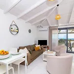 Joy Superior Sea View شقة *